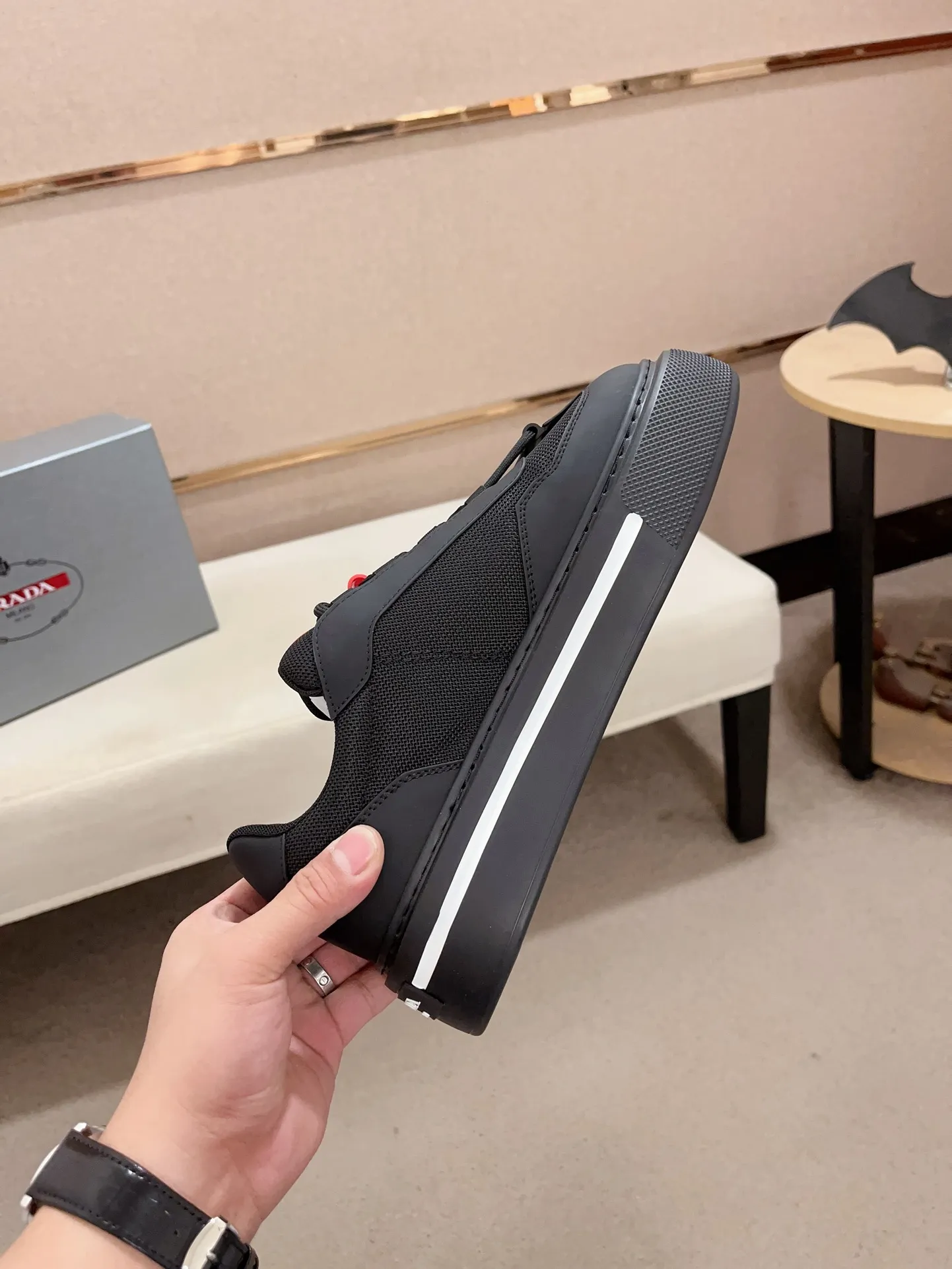 Men's shoes 💰 580💰 ✔️✔️✔️High-quality new PRADA counters are launched at the same time. The new men's shoes and 😘fabrics are selected from first-layer cowhide and are made by pure handicrafts. Lining: Full cowhide lining. 👍🏿 High-end ☄️ air-cushion molded anti-slip rubber outsole, exquisite lines, simple and elegant, comfortable and high-end for leisure travel. Code number: 38 to 44